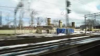 从一辆快速行驶的火车的窗户看到